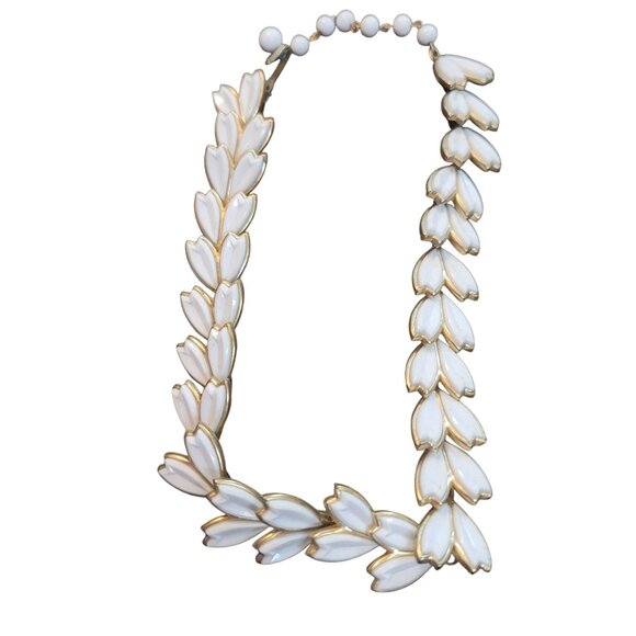 Vintage Gold-Tone White Lucite Tulip Petal Leaf Necklace Adjustable Elegant 1940 - Picture 2 of 7